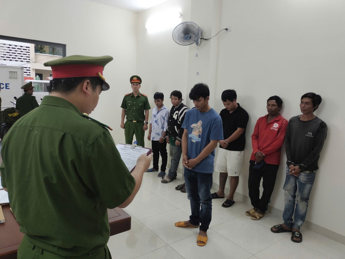 Đào xác lợn bệnh rồi mổ đem bán, 7 người bị khởi tố