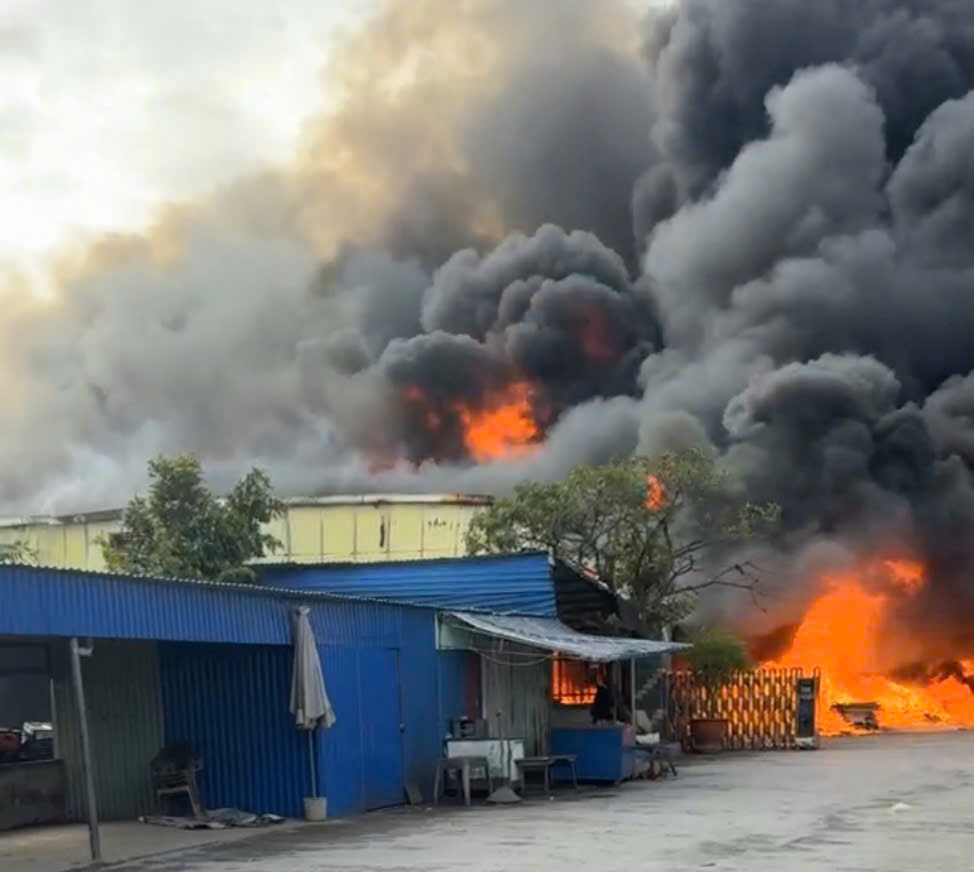 vụ cháy xưởng sản xuất giày ở hải phòng huy động robot và 13 xe cứu hoả hình ảnh 1 vu chay xuong san xuat giay o hai phong huy dong robot va 13 xe cuu hoa hinh anh 1