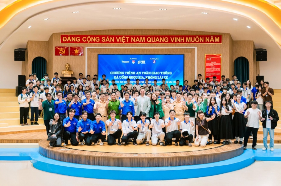 hon 300 sinh vien tham gia chuong trinh an toan giao thong - Da uong ruou bia, khong lai xe hinh anh 1