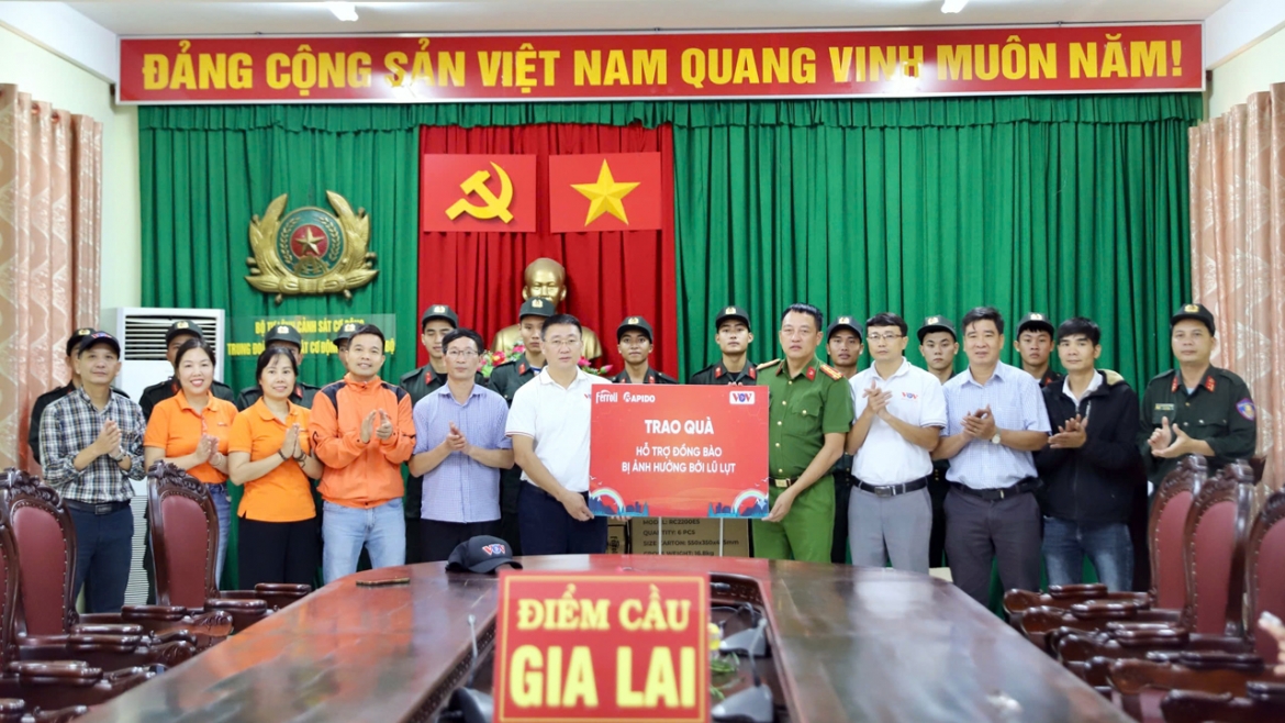 vov va cac doi tac tham, tang qua ba con vung bao lu tinh gia lai hinh anh 2
