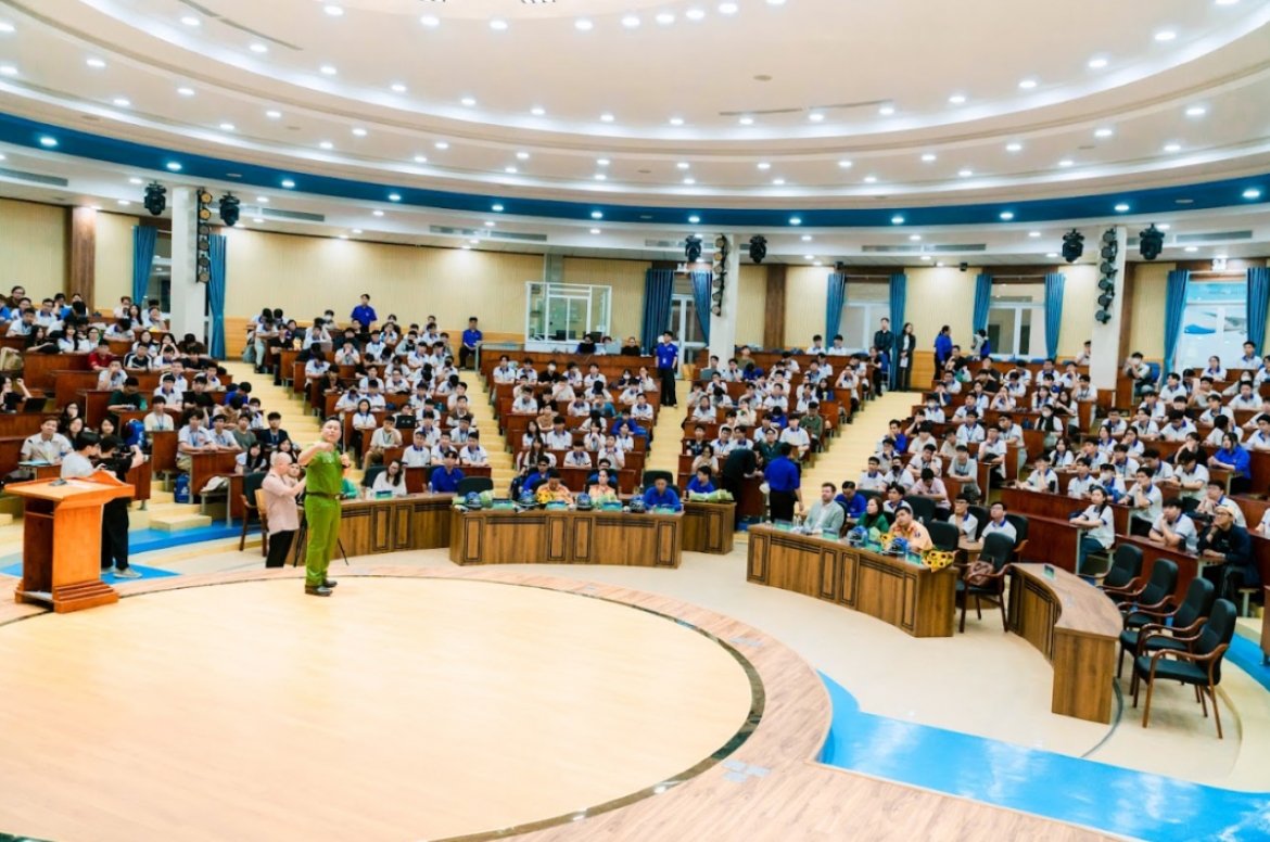 hon 300 sinh vien tham gia chuong trinh an toan giao thong - Da uong ruou bia, khong lai xe hinh anh 3