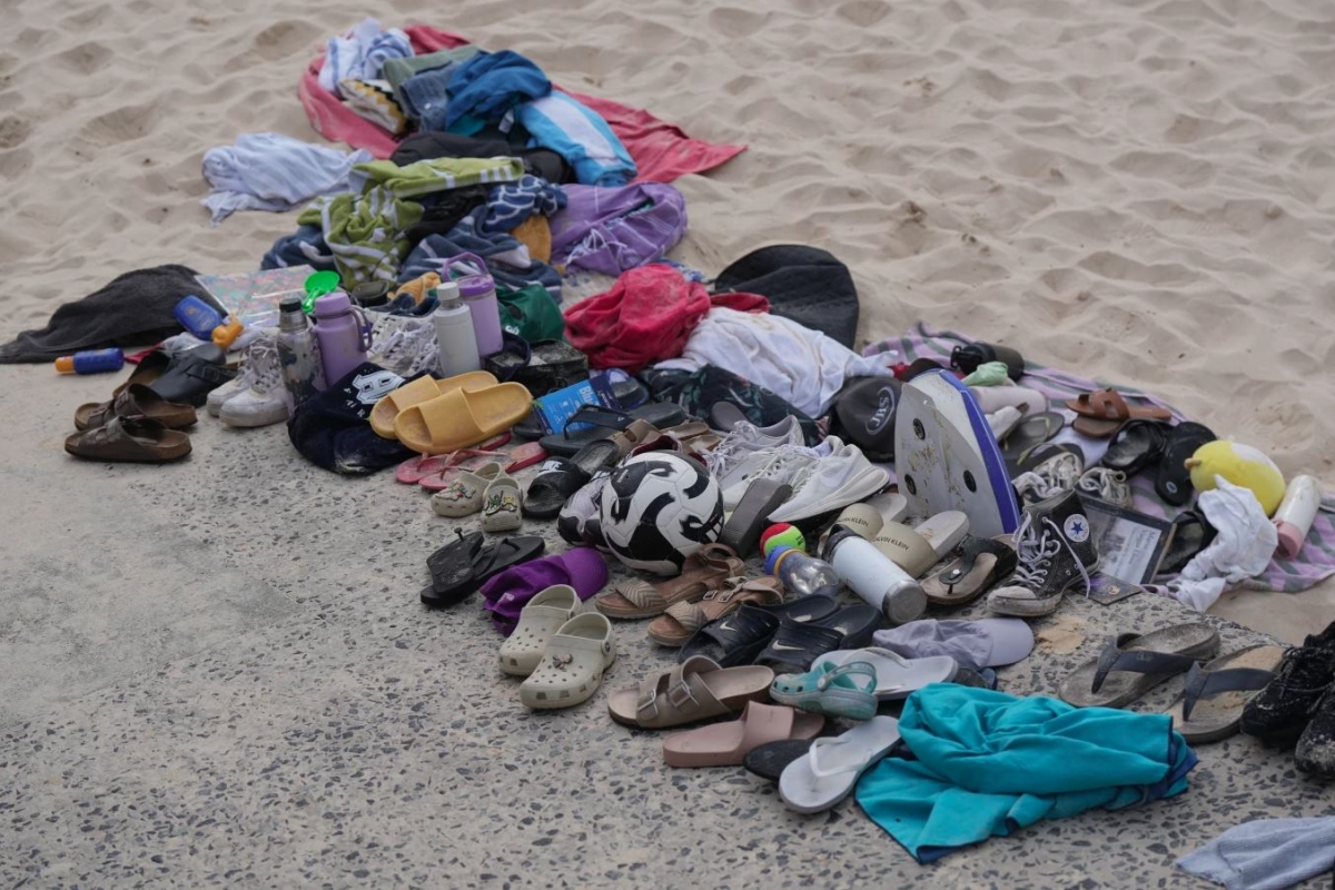 Những khoảnh khắc ám ảnh trên bãi biển Bondi, Australia sau vụ xả súng kinh hoàng