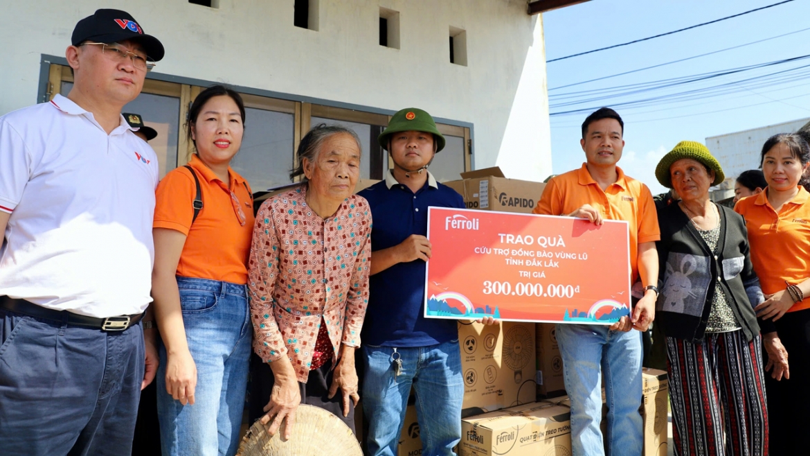 vov va cac doi tac tham, tang qua ba con vung bao lu tinh gia lai hinh anh 3