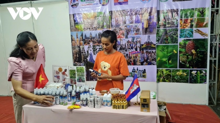 vietnam-cambodia ocop fair boosts cross-border trade picture 2