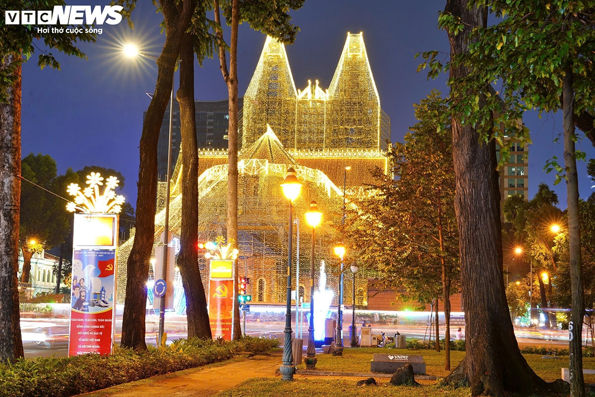 notre dame cathedral in ho chi minh city lights up for christmas 2026 picture 3