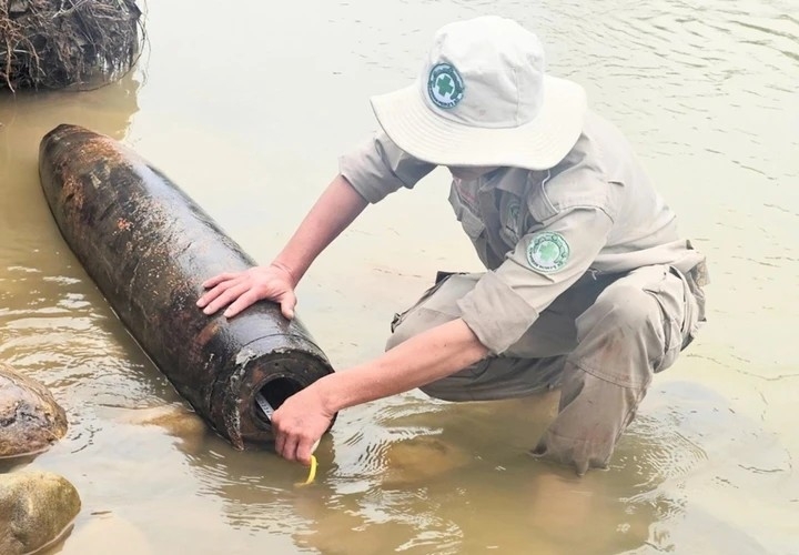 Phát hiện quả bom chứa hơn 87kg thuốc nổ cạnh khu chợ và bến xe ở Huế