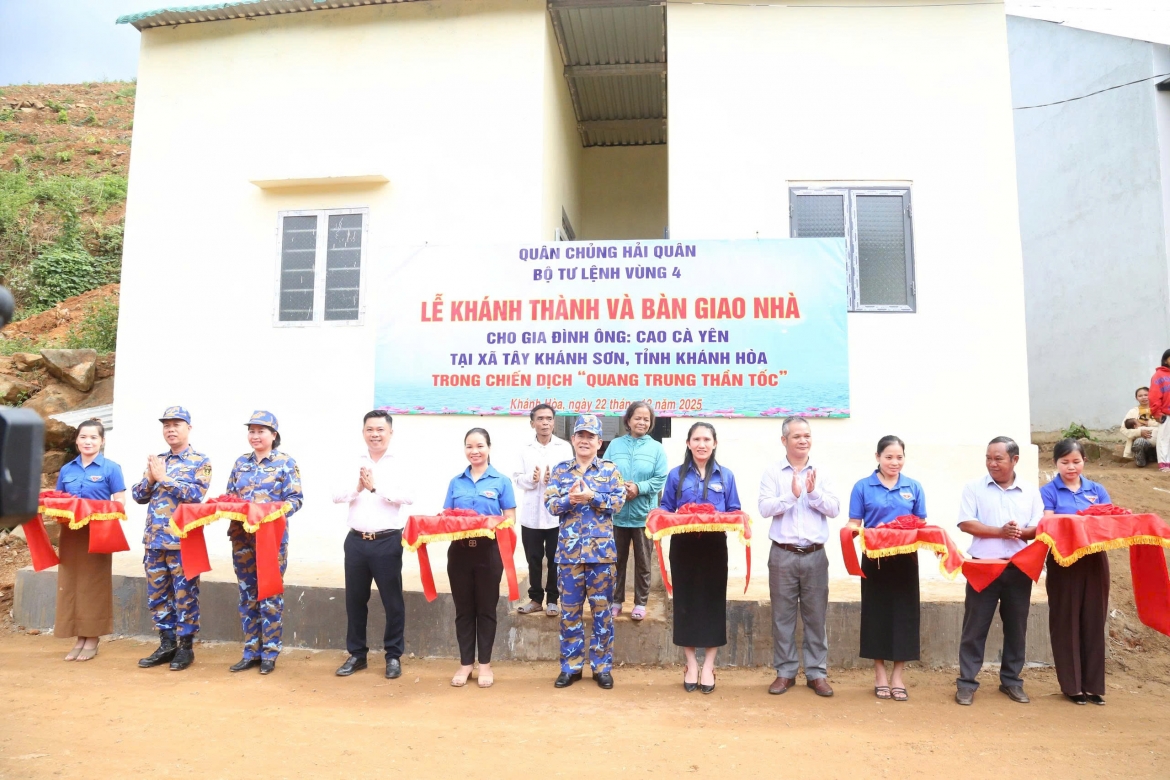 quan doi nhan dan - diem tua long tin cua nguoi dan vung lu khanh hoa hinh anh 5