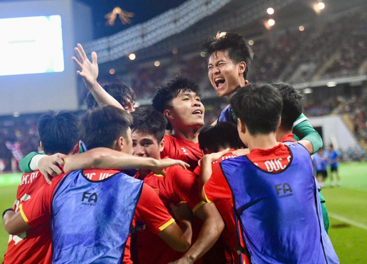 thu tuong gui thu chuc mung Doi tuyen bong da nam u22 va Doi tuyen nu futsal gianh huy chuong vang sea games 33 hinh anh 1