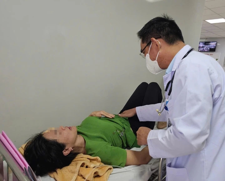 hang chuc nguoi cap cuu nghi ngo doc sau khi an banh mi o tp.hcm hinh anh 1