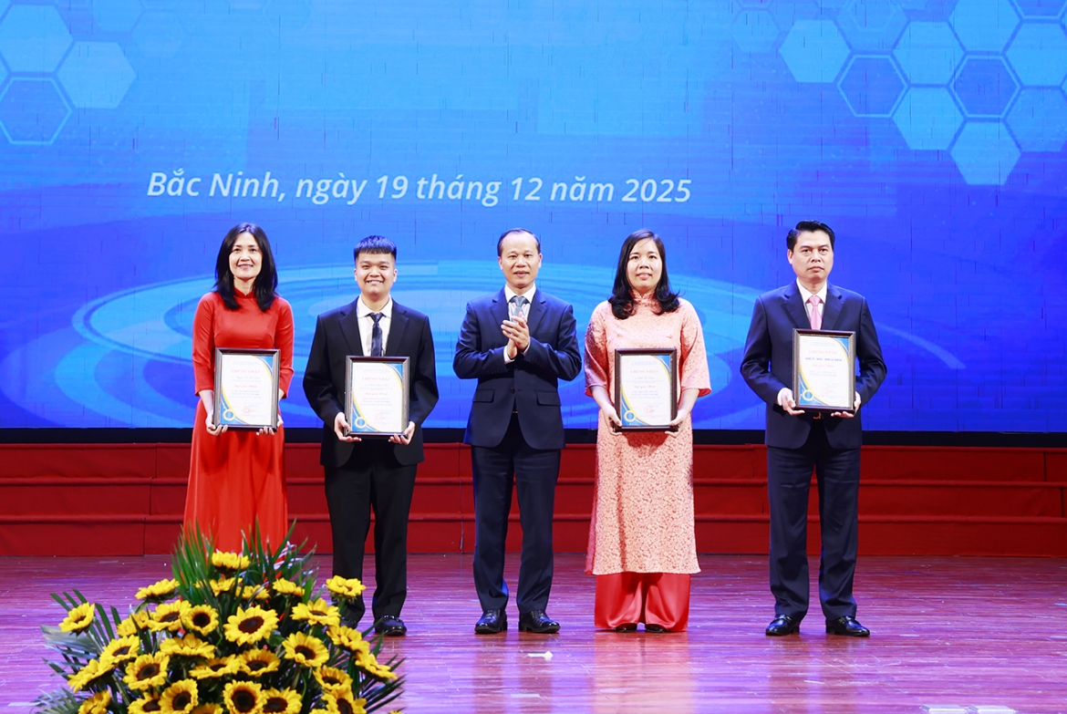 bac ninh vinh danh nhieu tap the, ca nhan ve khcn va cong dan so nam 2025 hinh anh 3