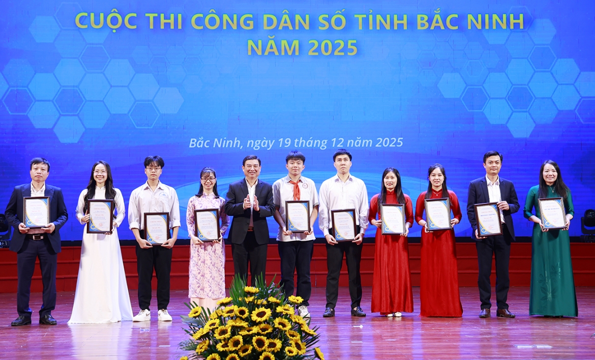 bac ninh vinh danh nhieu tap the, ca nhan ve khcn va cong dan so nam 2025 hinh anh 5