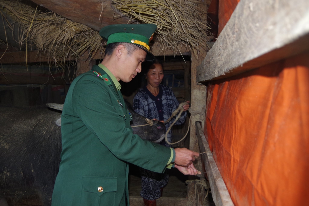 Bộ đội biên phòng Cao Bằng hỗ trợ người dân vùng cao phòng, chống rét
