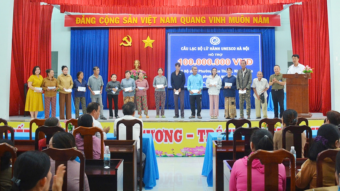 doanh nghiep du lich chung tay ho tro nguoi dan khanh hoa chiu thiet hai do mua lu hinh anh 1
