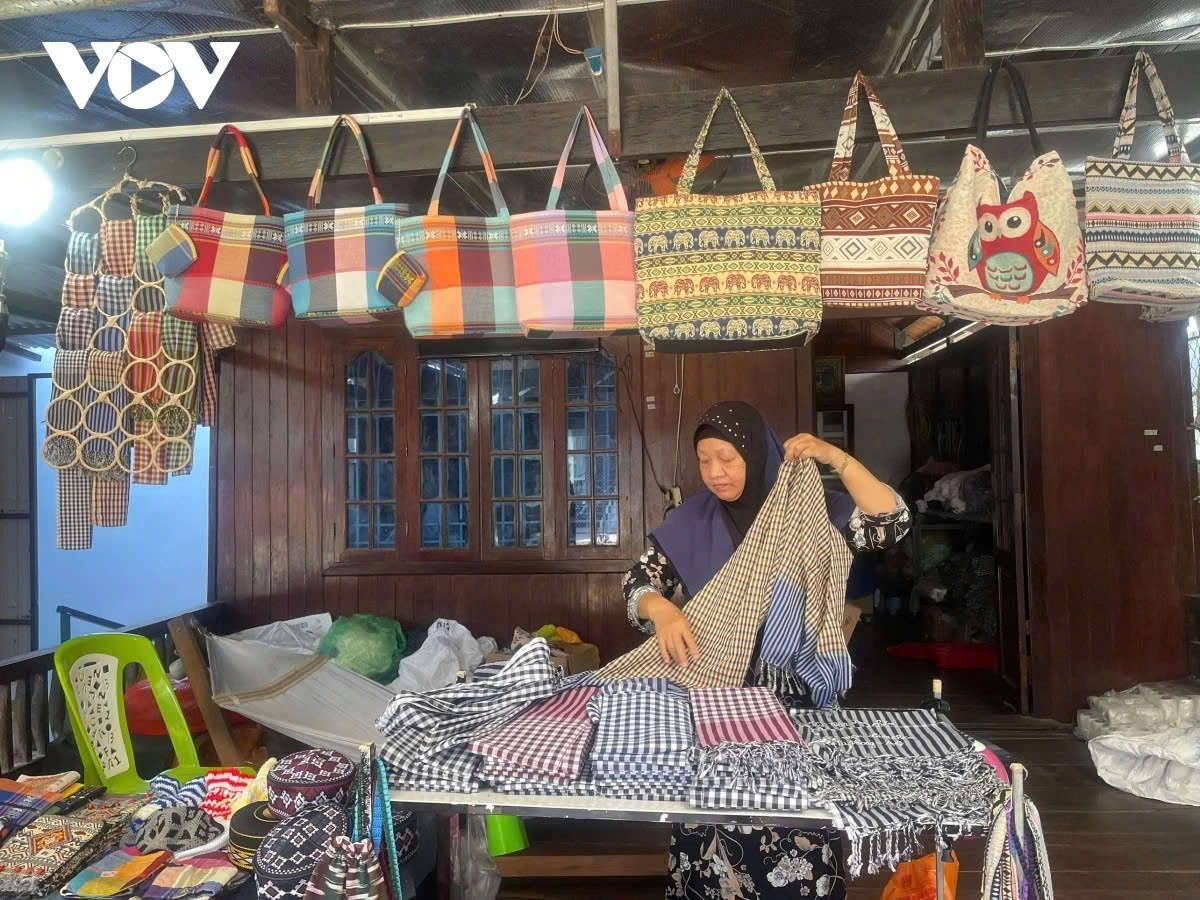 exquisite art of cham brocade weaving on banks of hau river picture 1