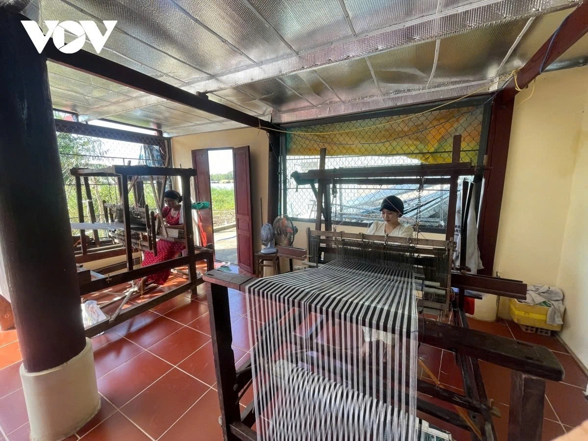 exquisite art of cham brocade weaving on banks of hau river picture 2