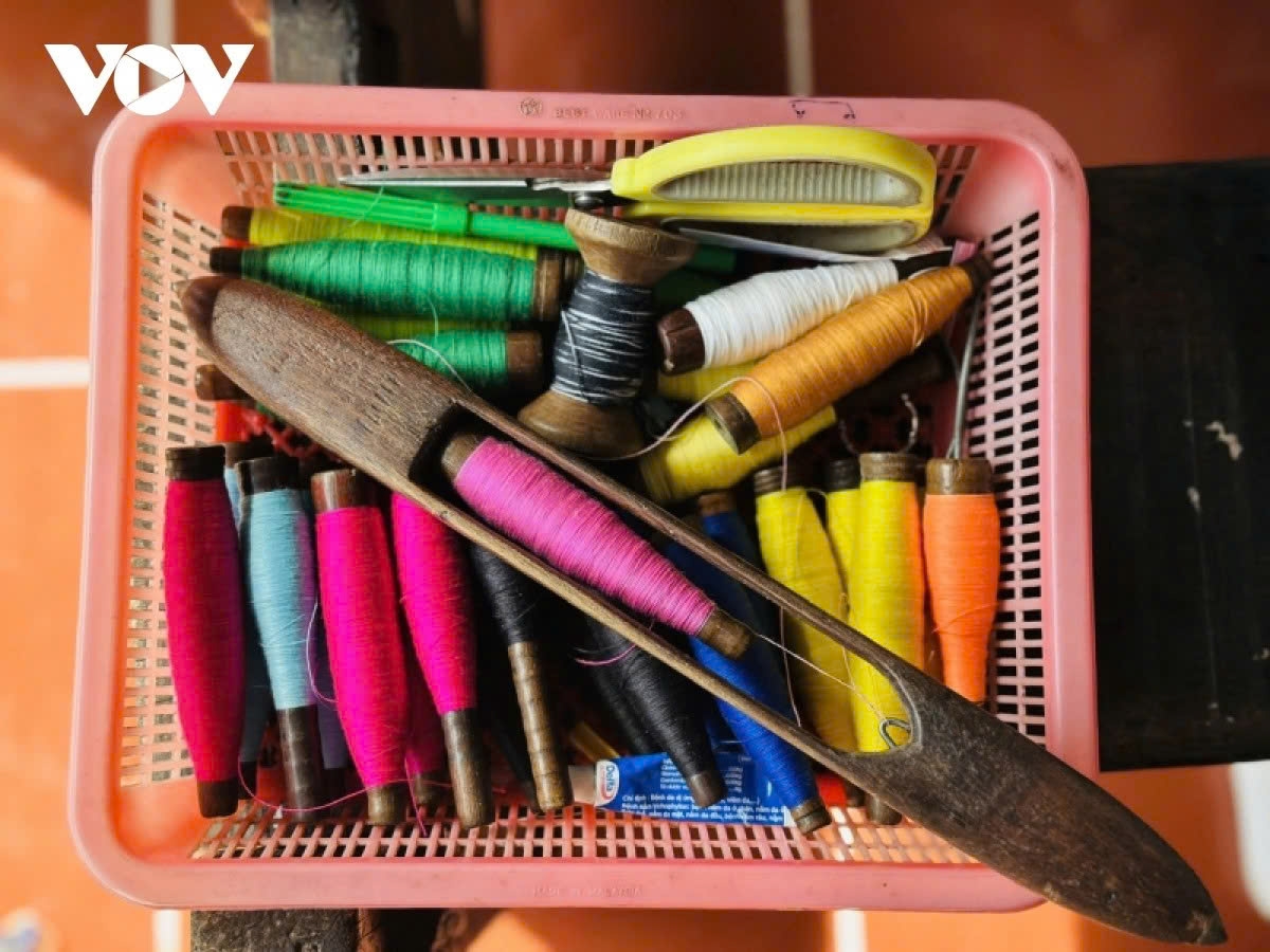 exquisite art of cham brocade weaving on banks of hau river picture 3