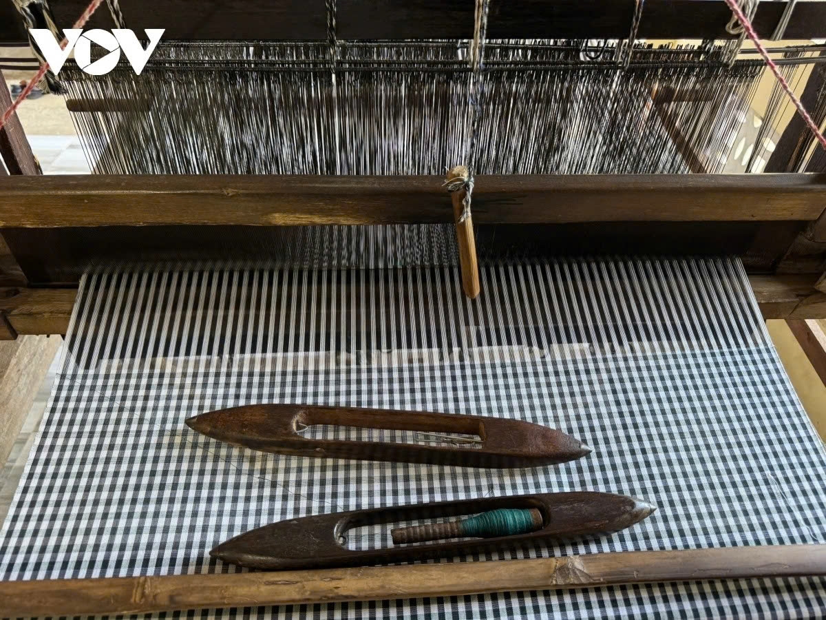 exquisite art of cham brocade weaving on banks of hau river picture 5