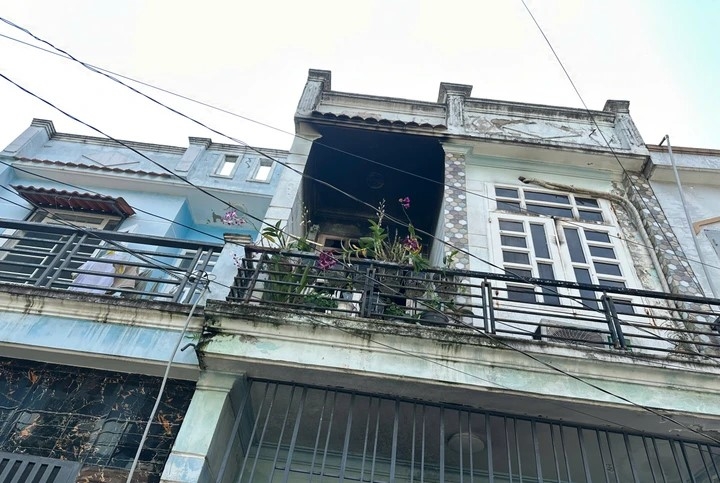 chay nha trong hem luc rang sang o tp.hcm, be gai 8 tuoi ket trong phong, tu vong hinh anh 1