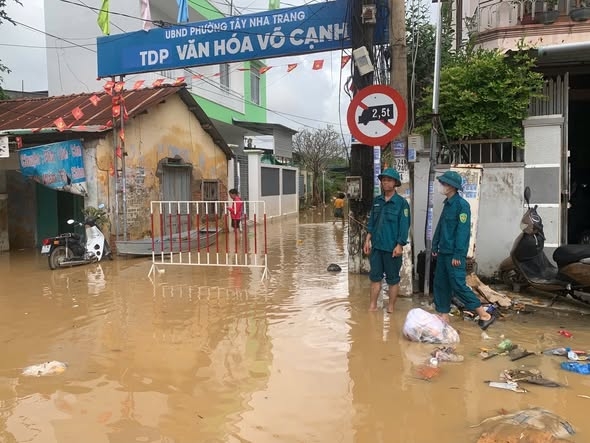 khanh hoa day nhanh giai ngan ho tro kinh phi doi voi nguoi dan vung lu hinh anh 1