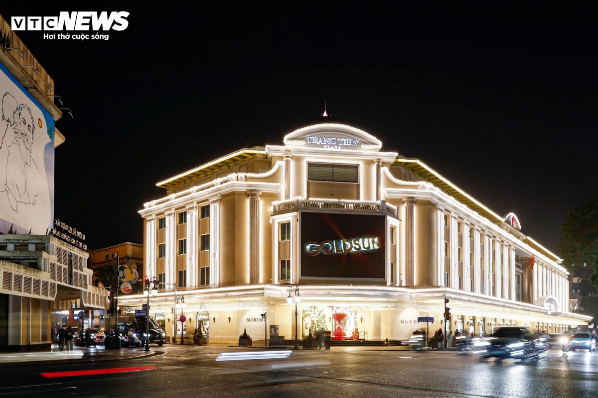 hanoi malls dazzle with festive christmas decorations picture 1