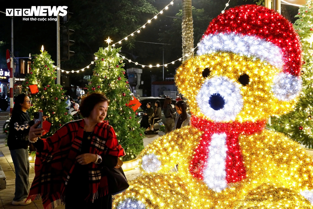 hanoi malls dazzle with festive christmas decorations picture 11