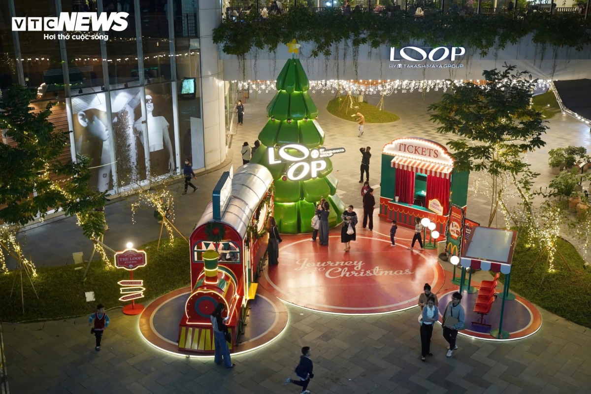 hanoi malls dazzle with festive christmas decorations picture 12