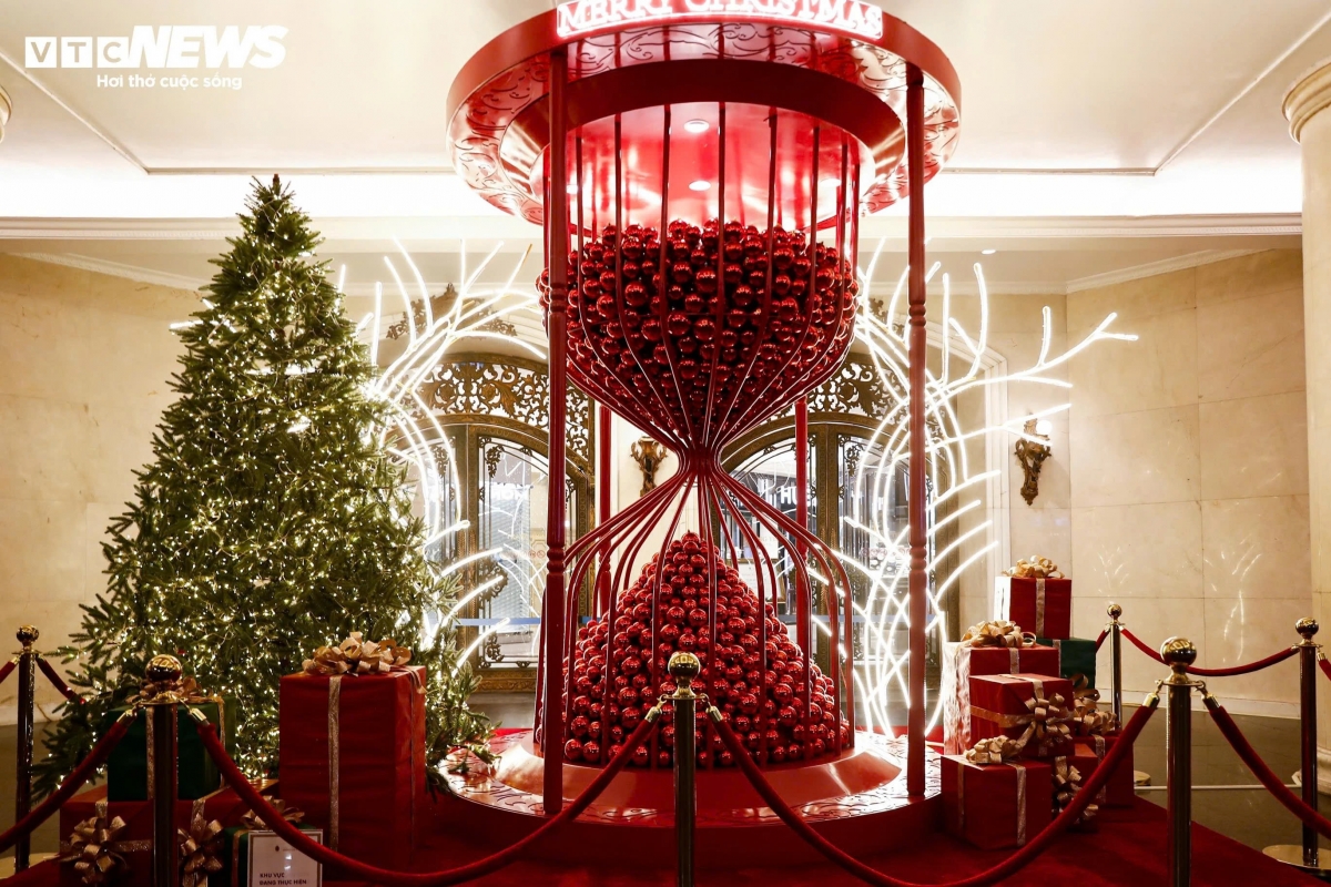 hanoi malls dazzle with festive christmas decorations picture 3
