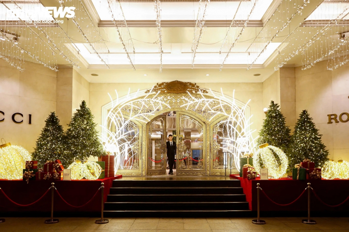 hanoi malls dazzle with festive christmas decorations picture 4