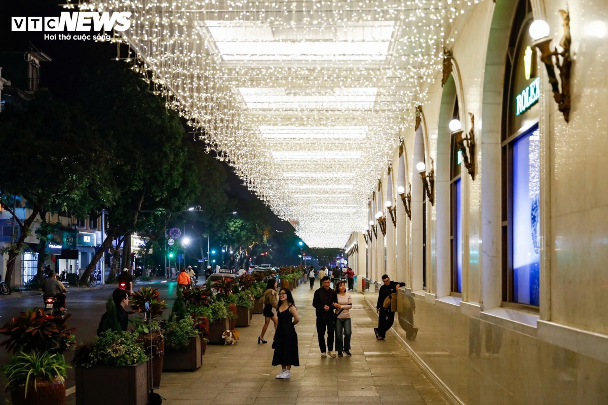 hanoi malls dazzle with festive christmas decorations picture 5