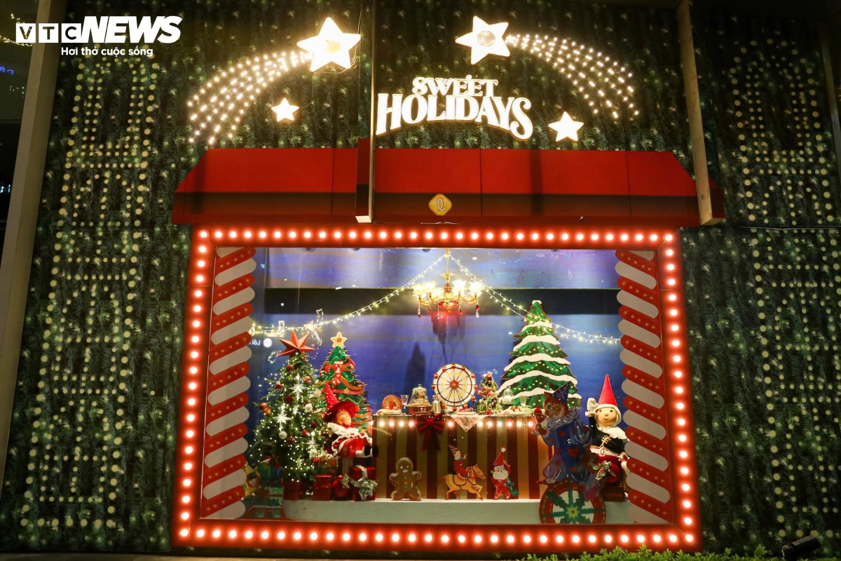 hanoi malls dazzle with festive christmas decorations picture 7