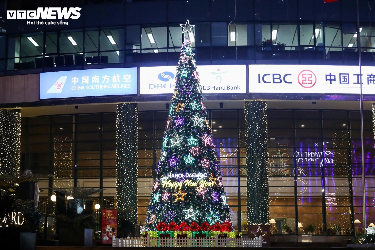hanoi malls dazzle with festive christmas decorations picture 8