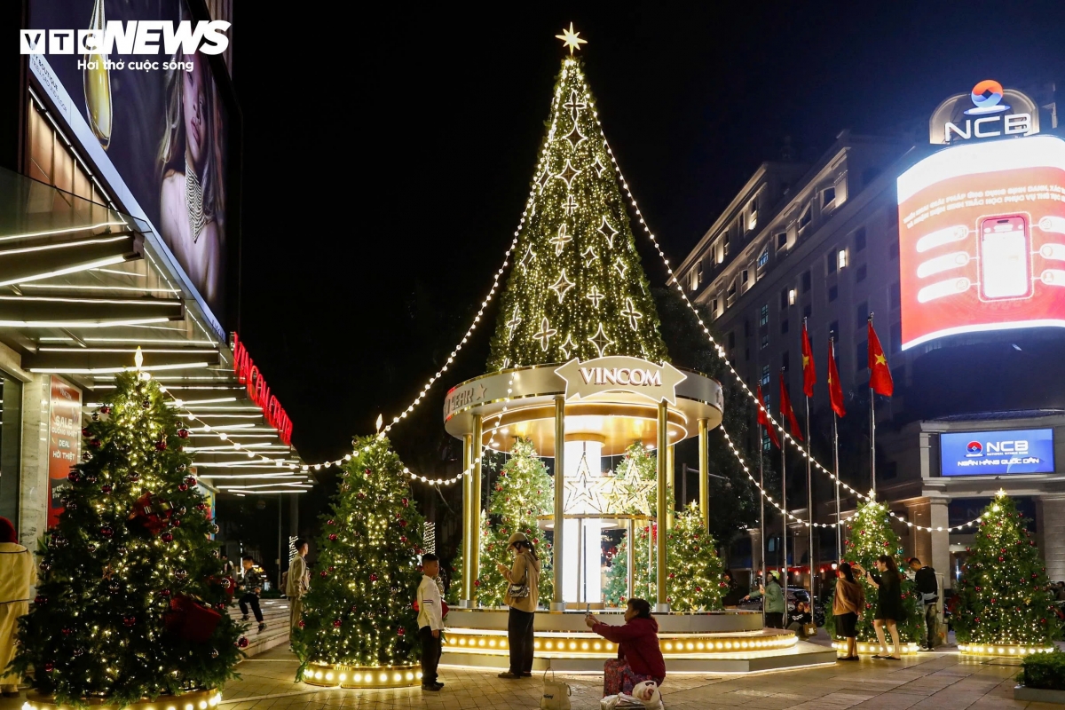 hanoi malls dazzle with festive christmas decorations picture 9