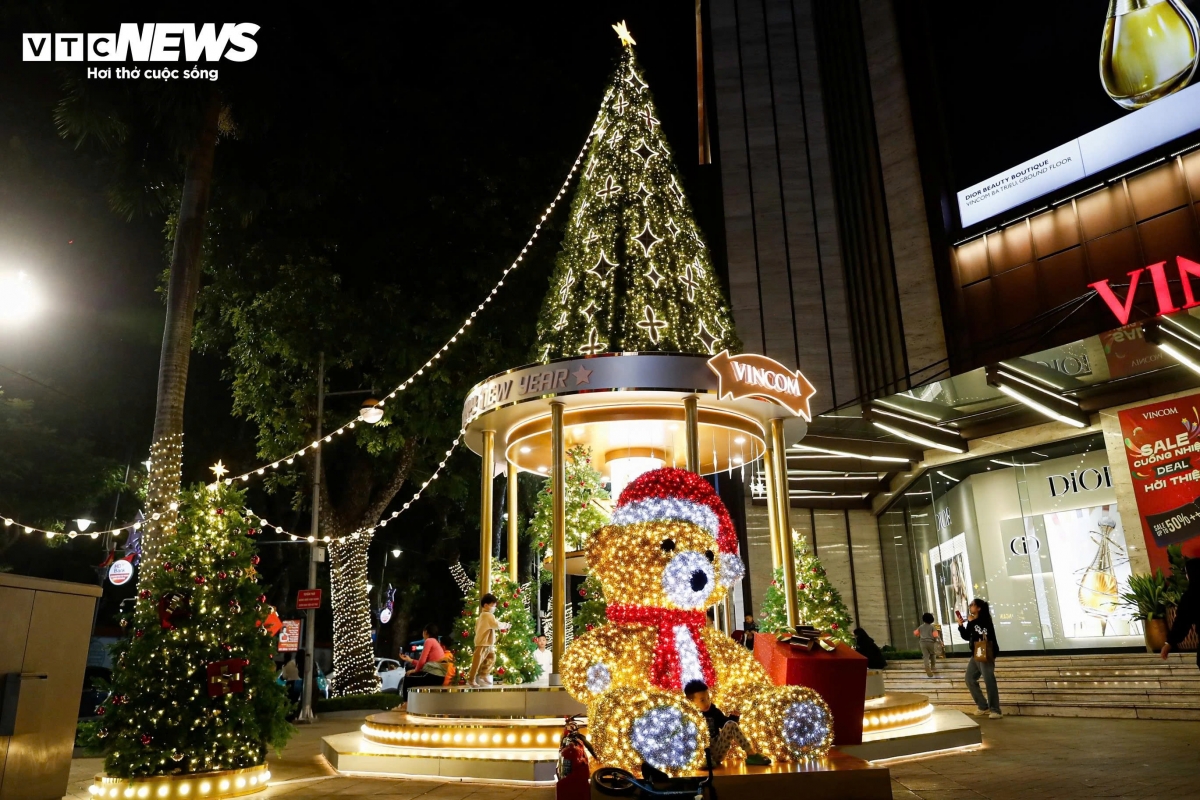 hanoi malls dazzle with festive christmas decorations picture 10