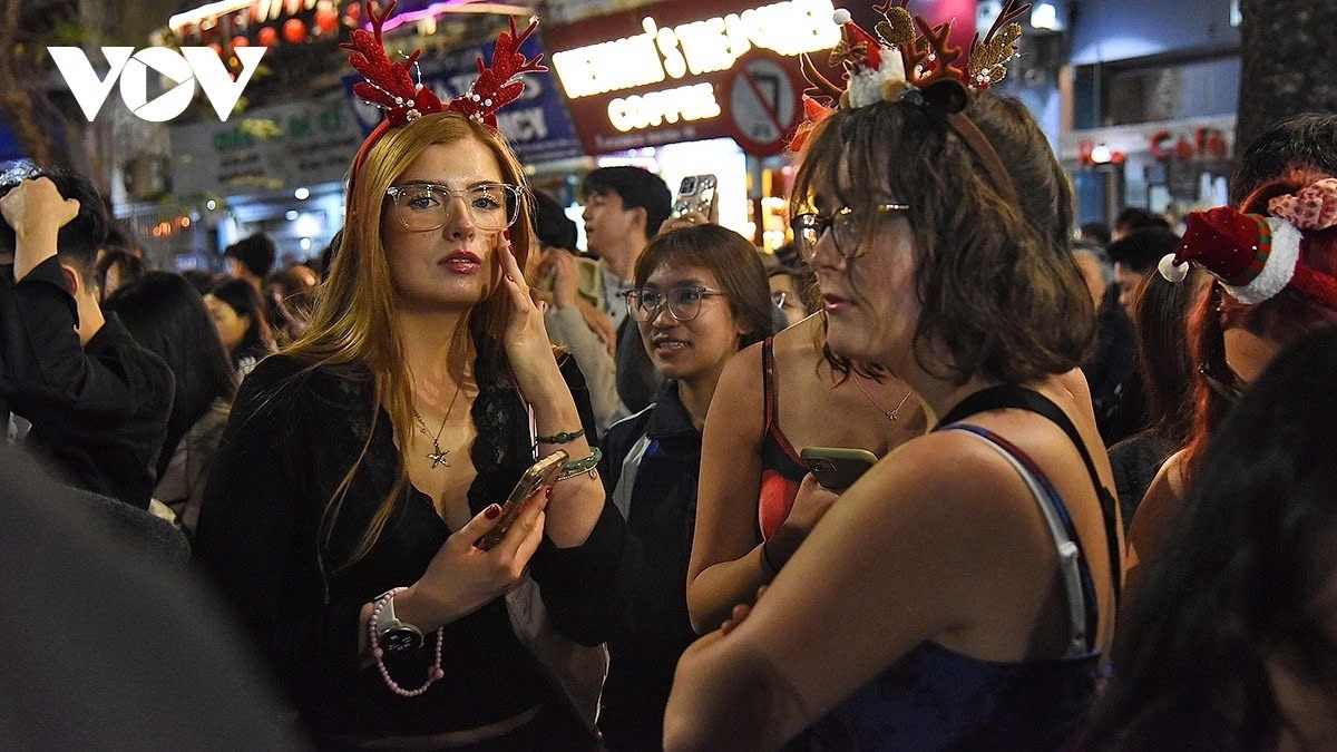 hanoi residents and international visitors celebrate peaceful and warm christmas picture 1