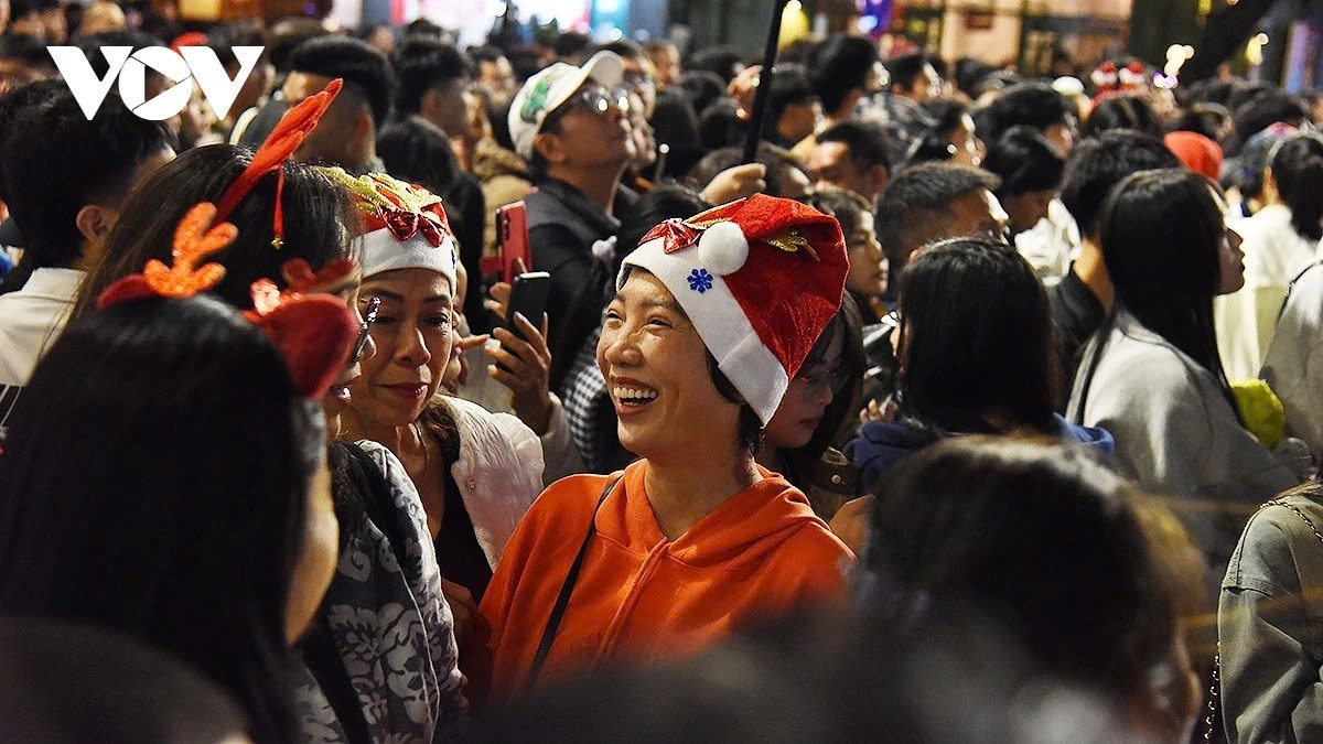 hanoi residents and international visitors celebrate peaceful and warm christmas picture 9