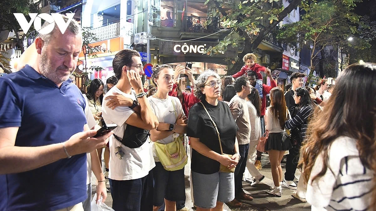 hanoi residents and international visitors celebrate peaceful and warm christmas picture 10