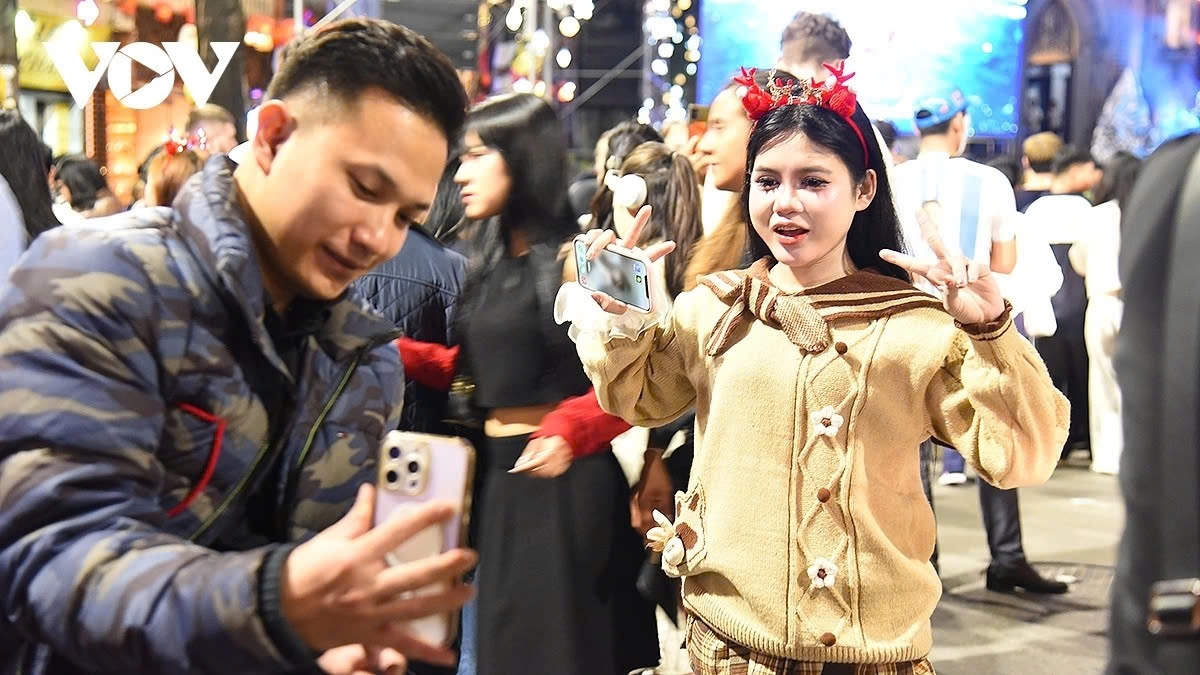 hanoi residents and international visitors celebrate peaceful and warm christmas picture 11