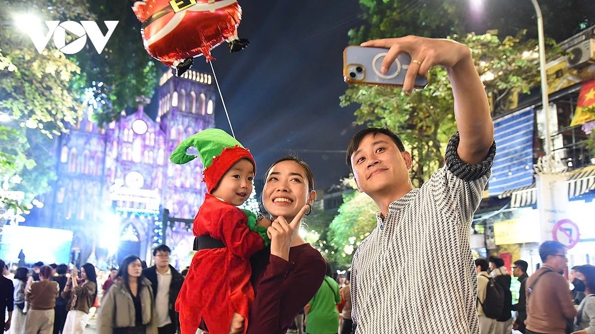 hanoi residents and international visitors celebrate peaceful and warm christmas picture 12