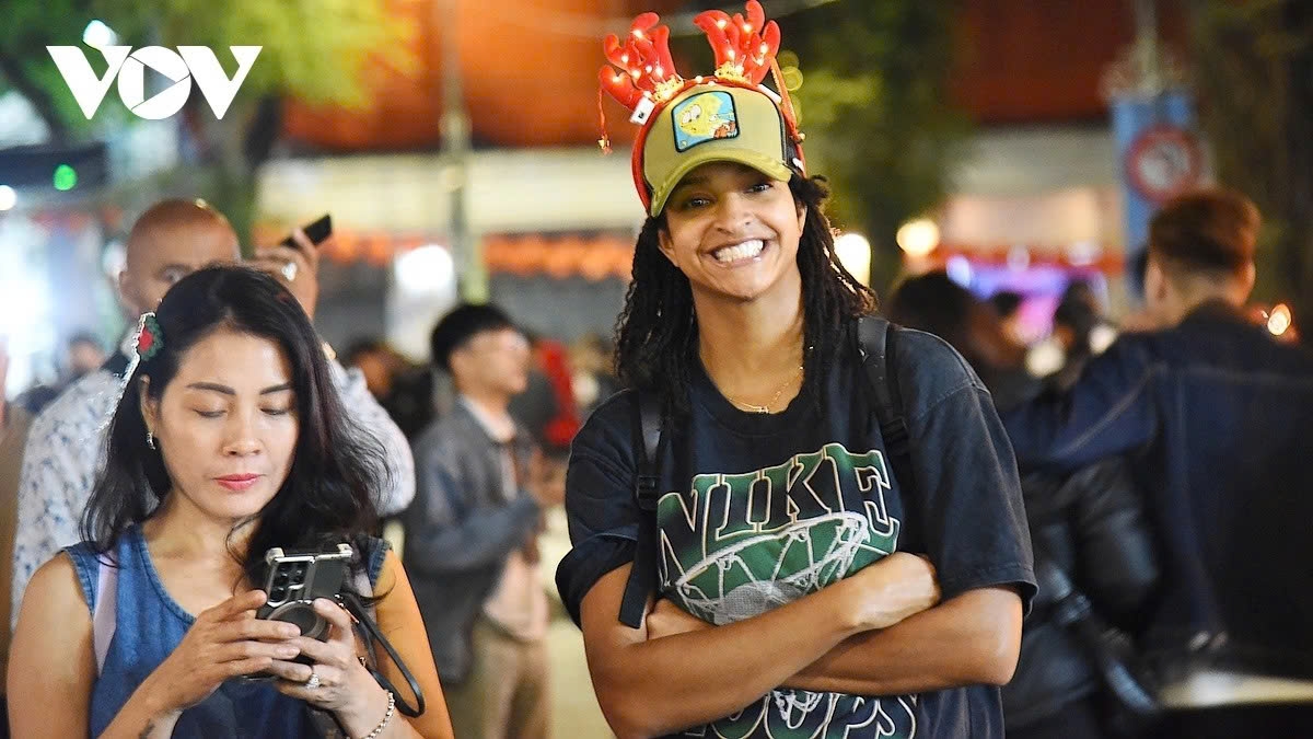 hanoi residents and international visitors celebrate peaceful and warm christmas picture 13
