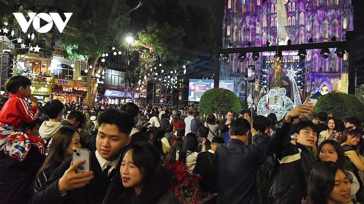hanoi residents and international visitors celebrate peaceful and warm christmas picture 2