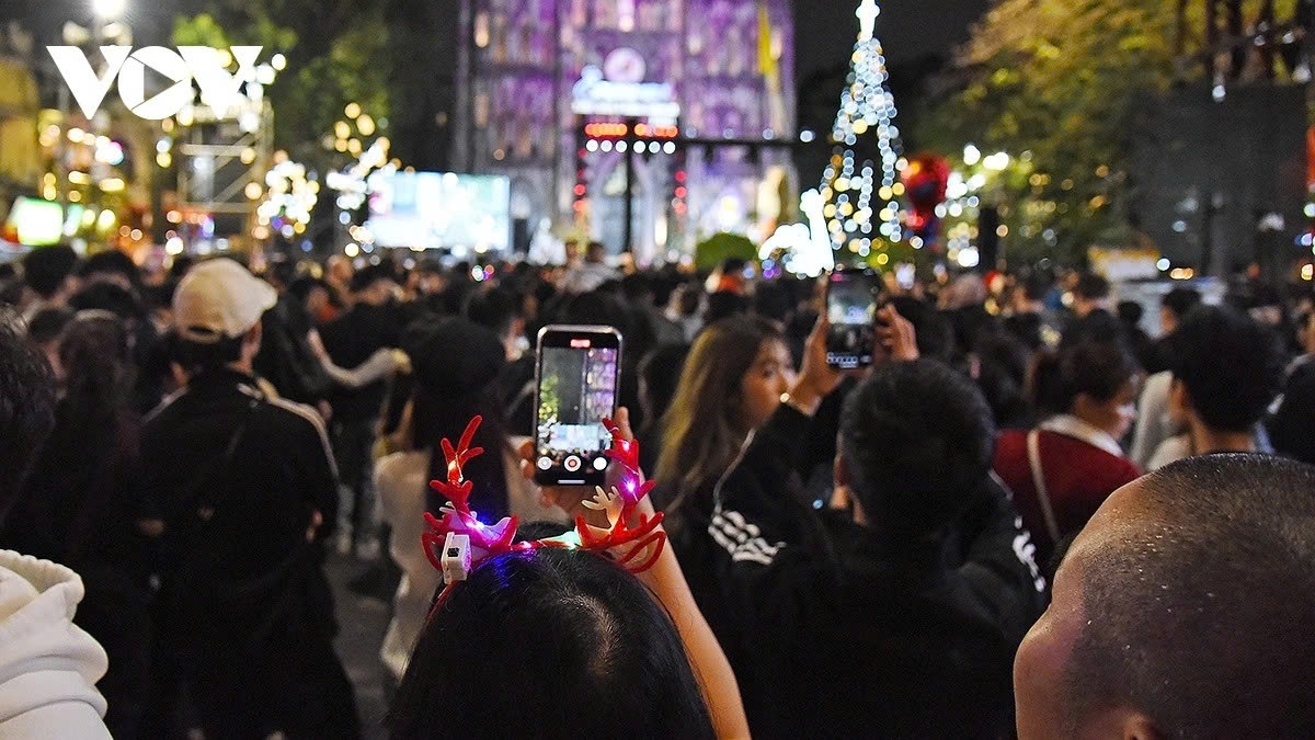 hanoi residents and international visitors celebrate peaceful and warm christmas picture 3