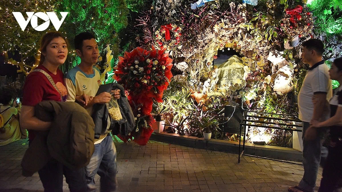 hanoi residents and international visitors celebrate peaceful and warm christmas picture 4