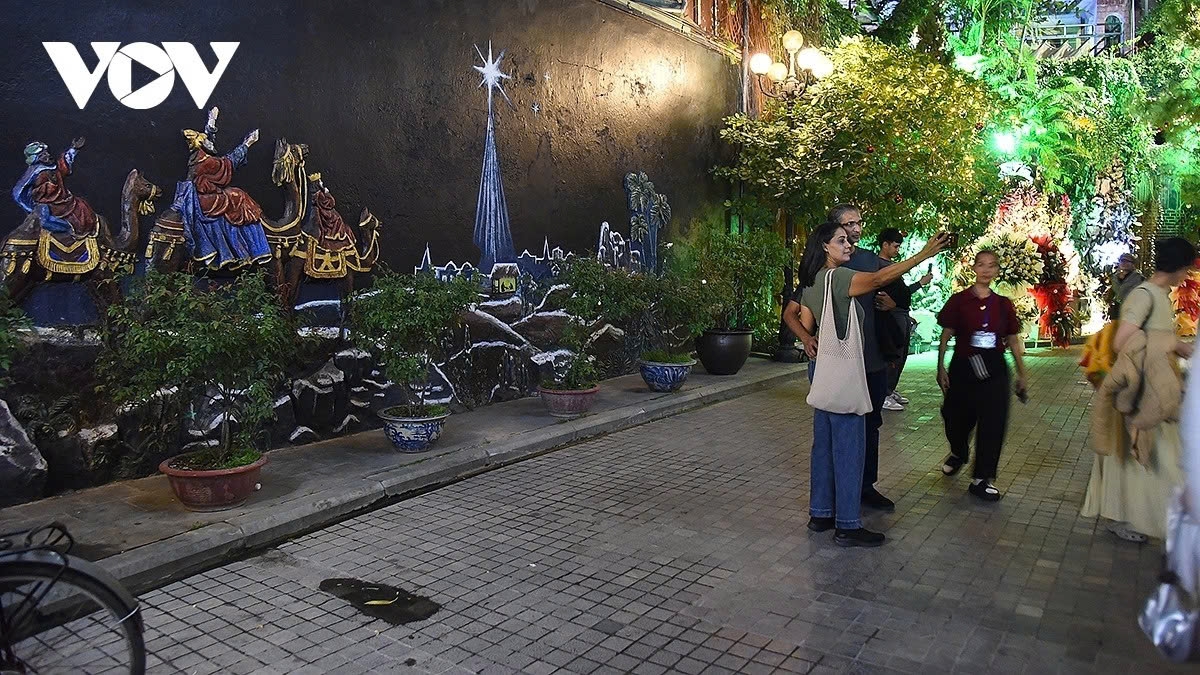 hanoi residents and international visitors celebrate peaceful and warm christmas picture 5