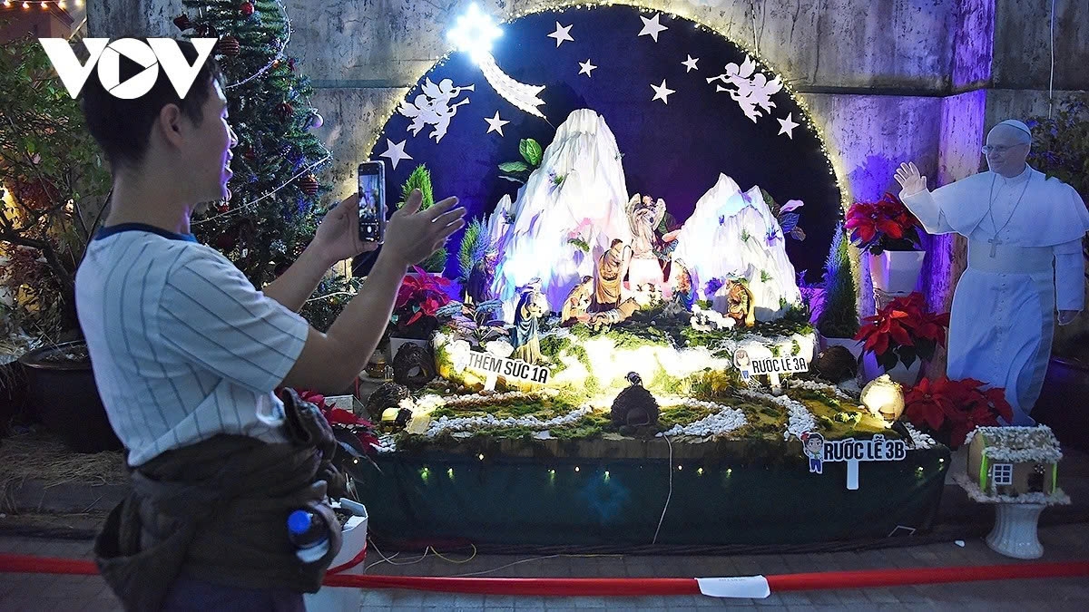 hanoi residents and international visitors celebrate peaceful and warm christmas picture 6