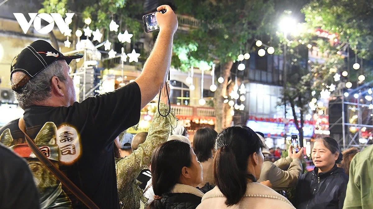 hanoi residents and international visitors celebrate peaceful and warm christmas picture 7