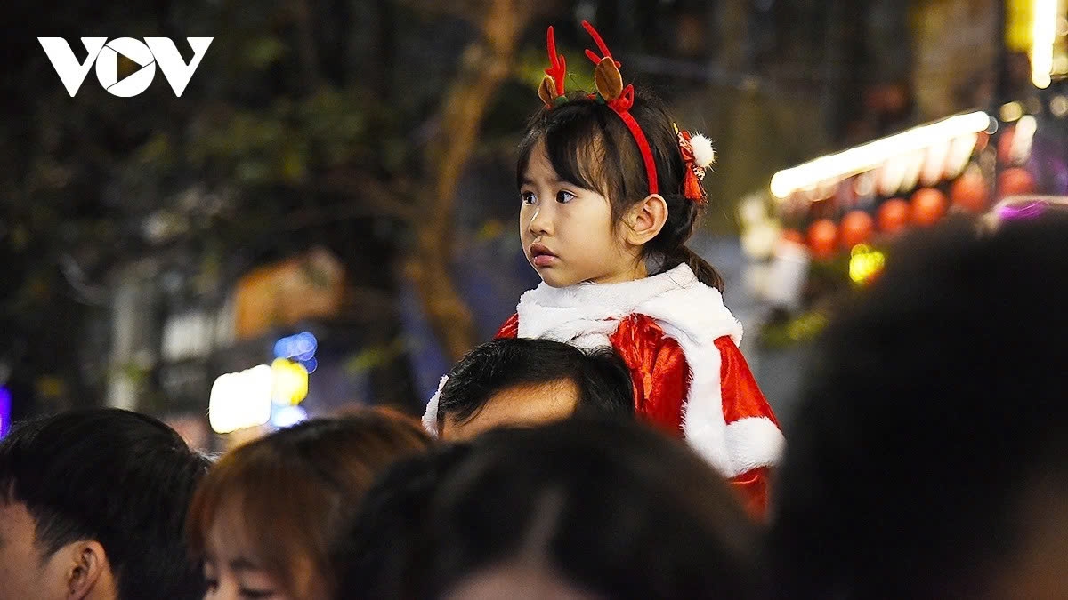 hanoi residents and international visitors celebrate peaceful and warm christmas picture 8