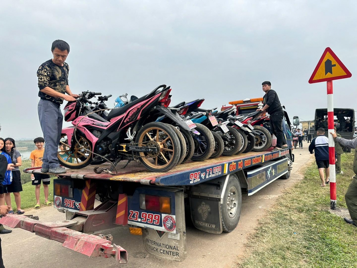 cong an bac ninh tam giu 50 xe may vi pham khi tu tap tai khu vuc cay co don hinh anh 3