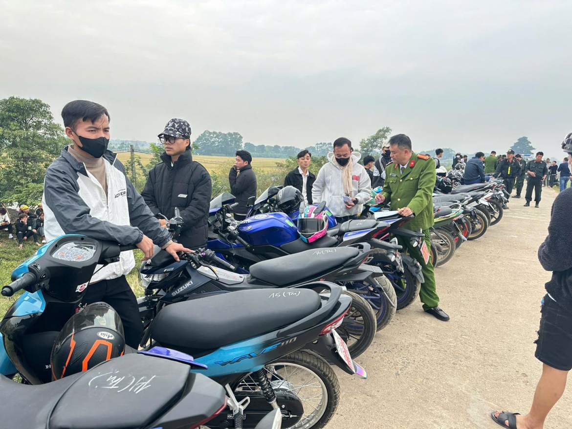 cong an bac ninh tam giu 50 xe may vi pham khi tu tap tai khu vuc cay co don hinh anh 1