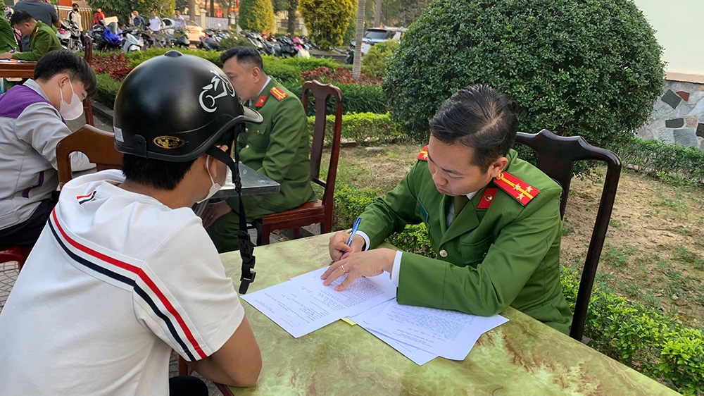 cong an bac ninh tam giu 50 xe may vi pham khi tu tap tai khu vuc cay co don hinh anh 2