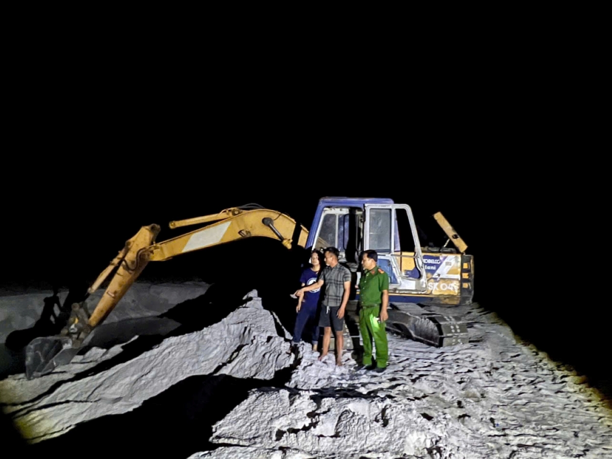 Khởi tố người đàn ông khai thác cát trái phép mang đi bán